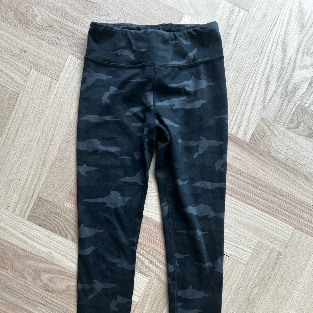 Athletes girl high rise chit chat legging
Girls 8-10
Black/grey camo
